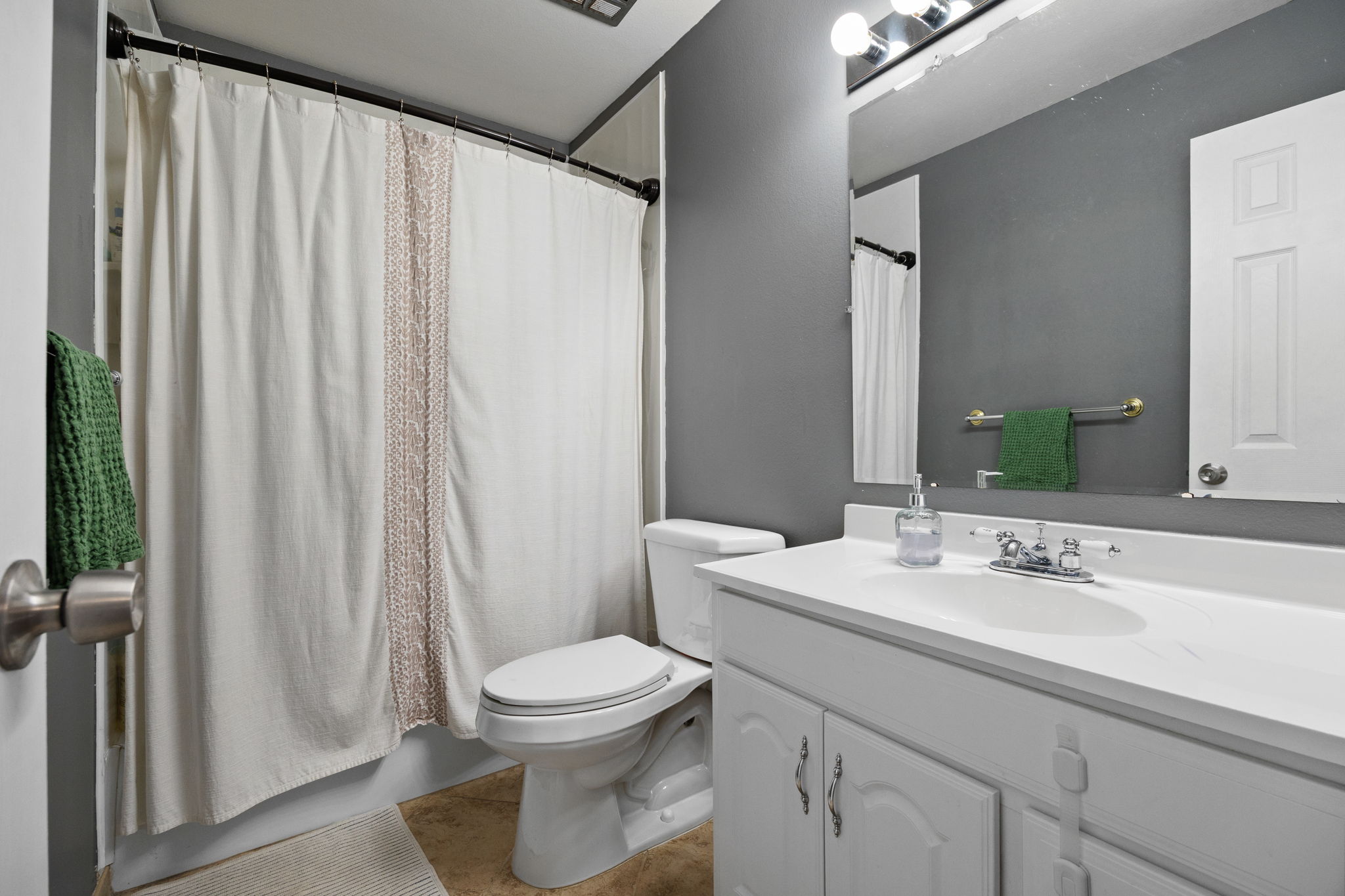 Upstairs full bathroom