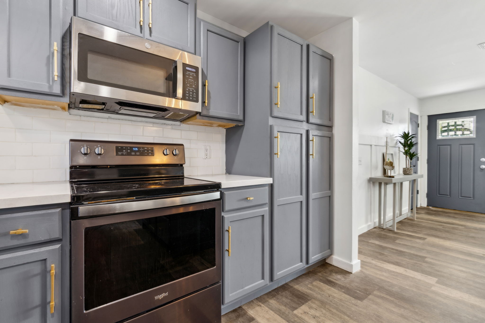... and accented by crisp white quartz counters...