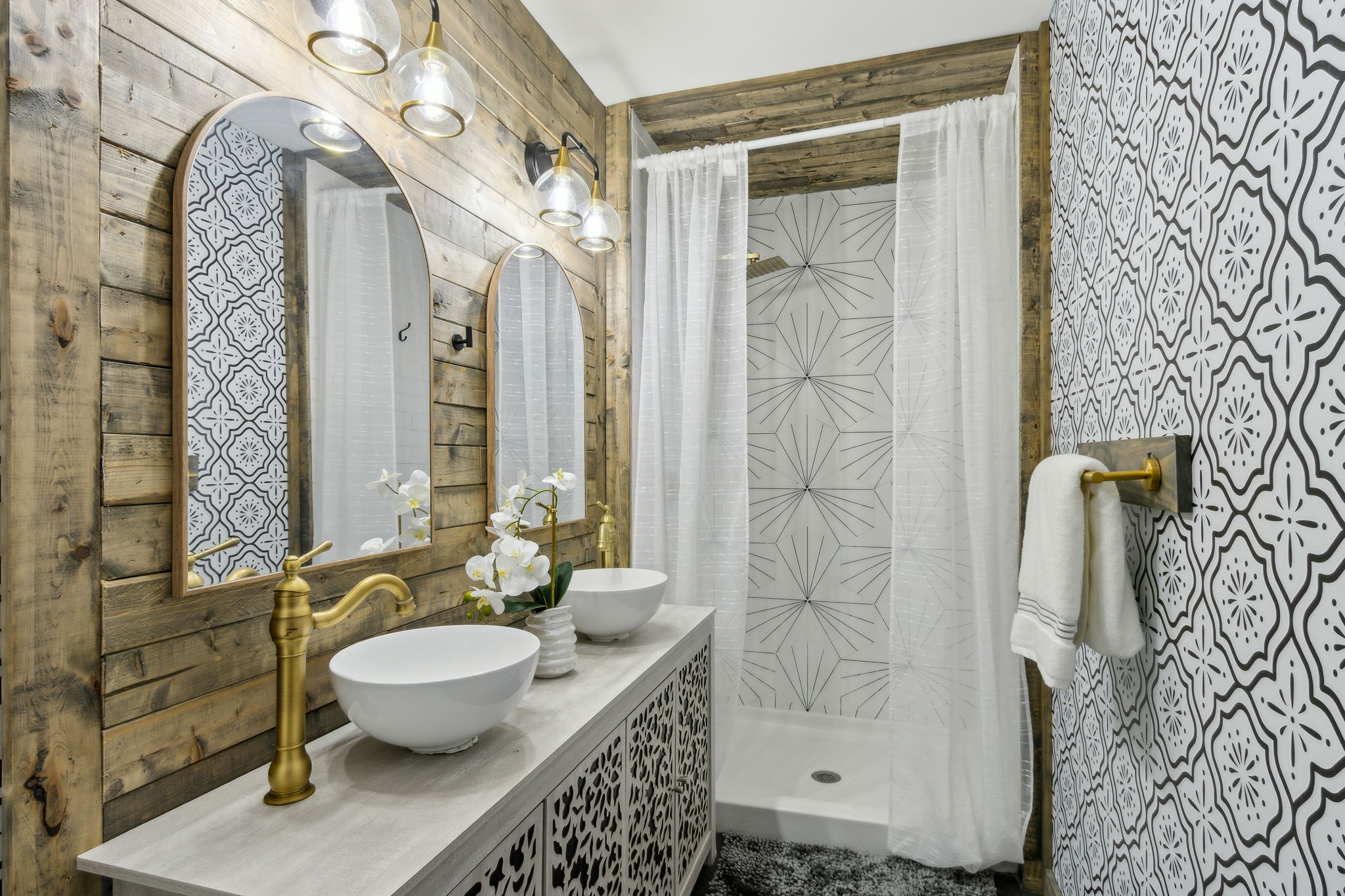 ... and a beautifully tiled shower.