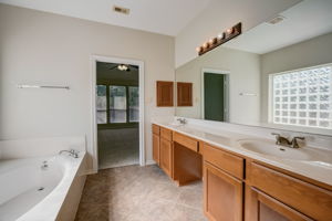  Bethpage Dr-046
