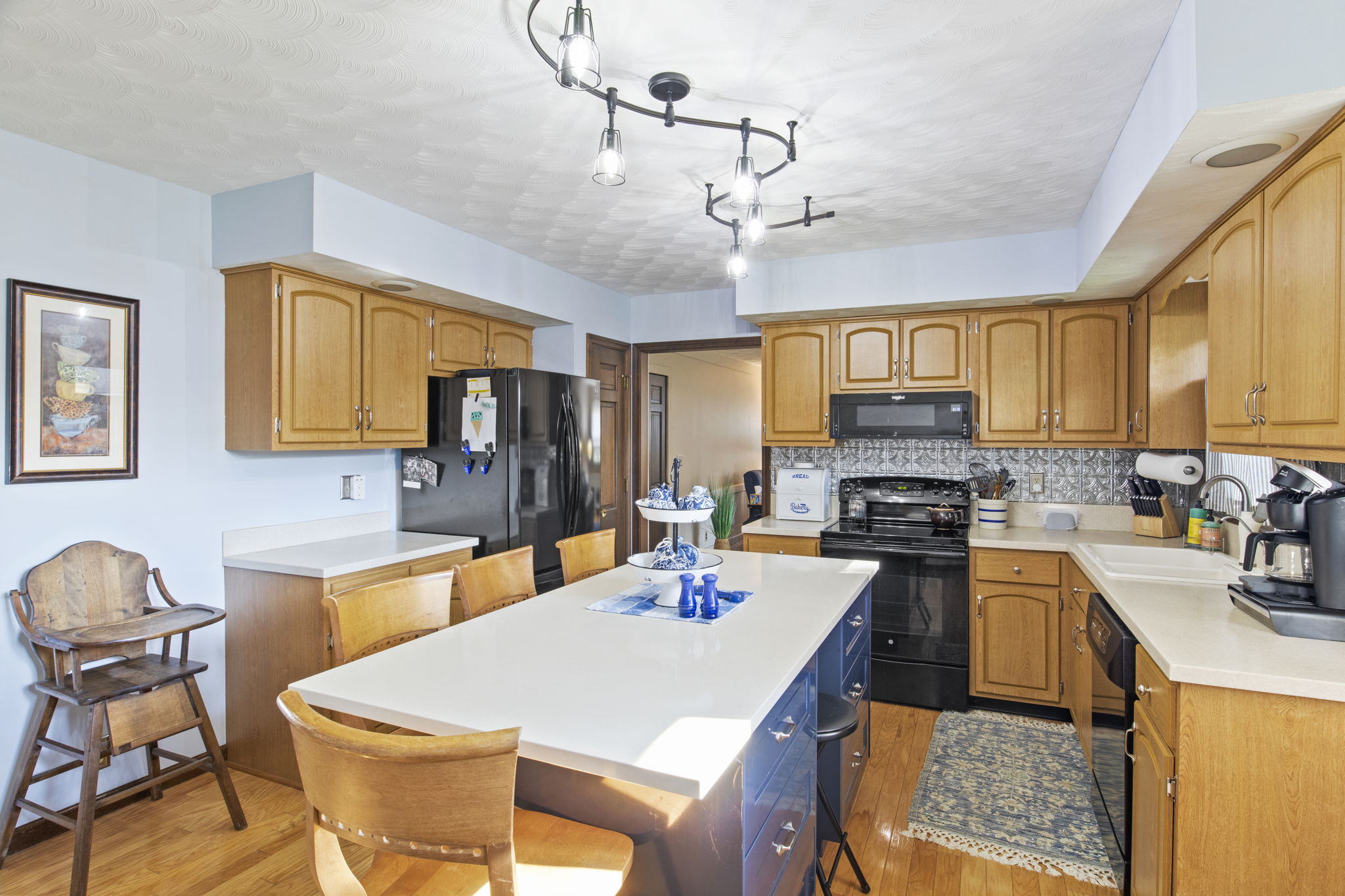 Kitchen Island w/Quartz Counter