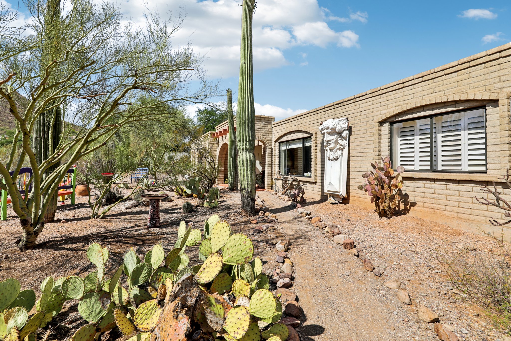 N Smoketree Cir-2106-005.jpg
