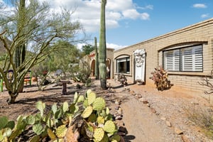 N Smoketree Cir-2106-005.jpg