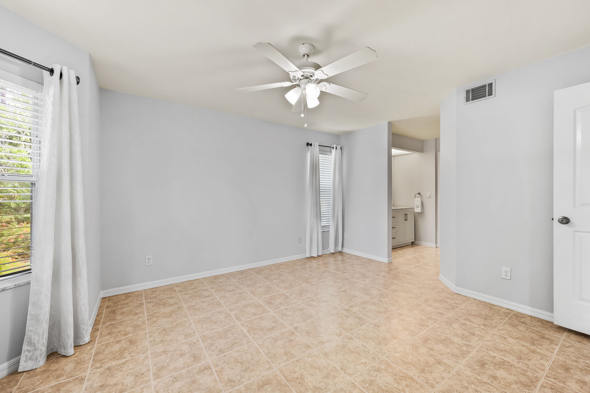 925 New Waterford Dr, Naples, FL 34104, USA Photo 19