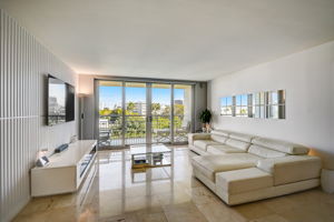 W Bay Harbor Dr 5D-001