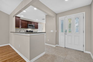 Kitchen Eat-In Breakfast Bar