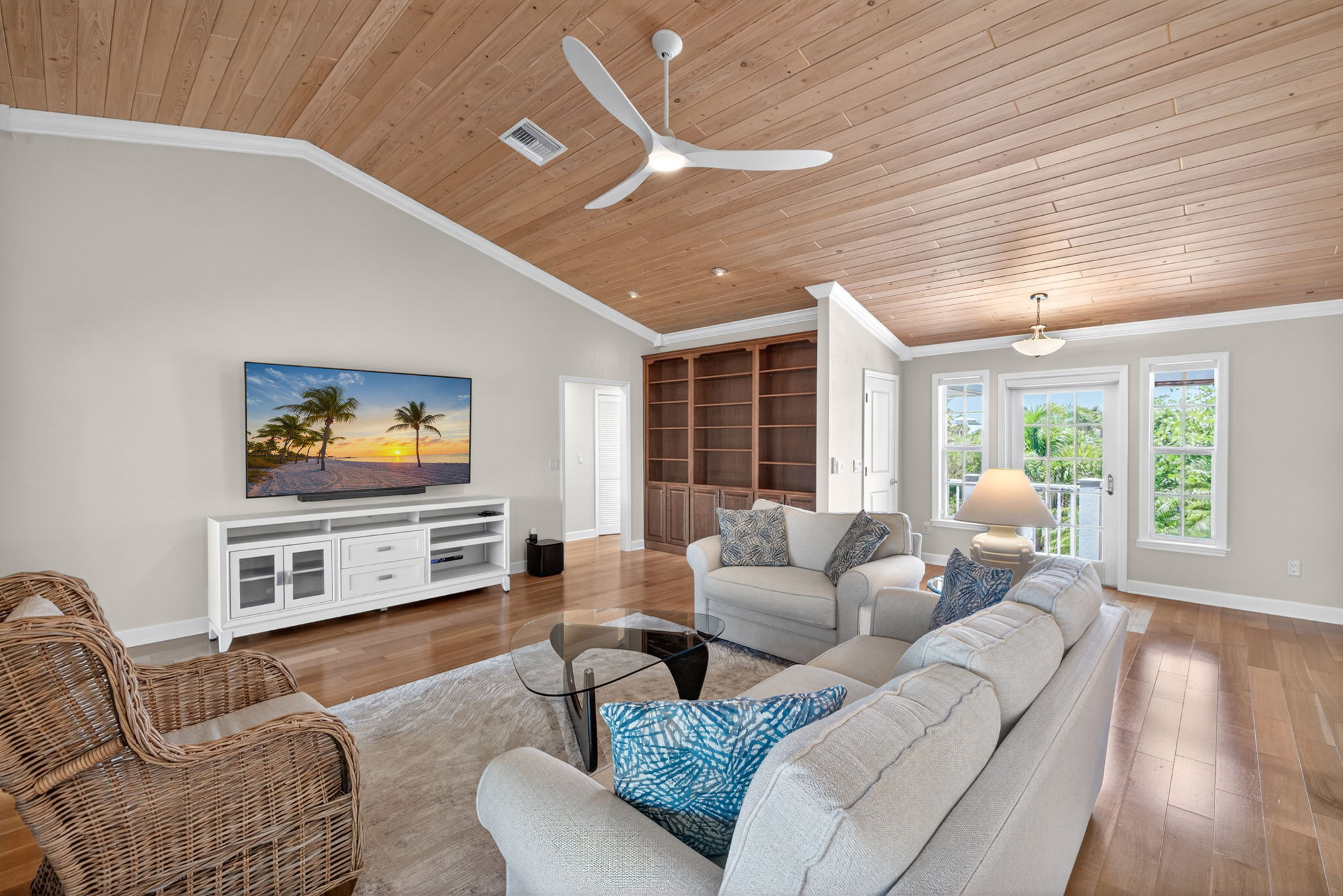 Living Room 4 of 5