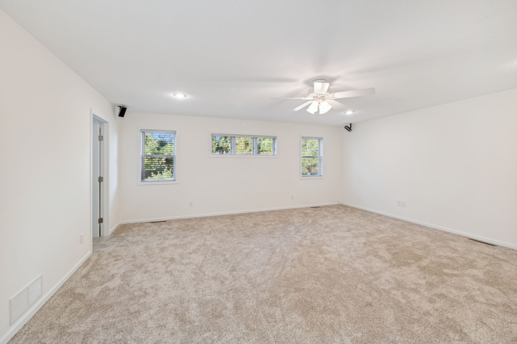 Main floor 22x19 primary bedroom