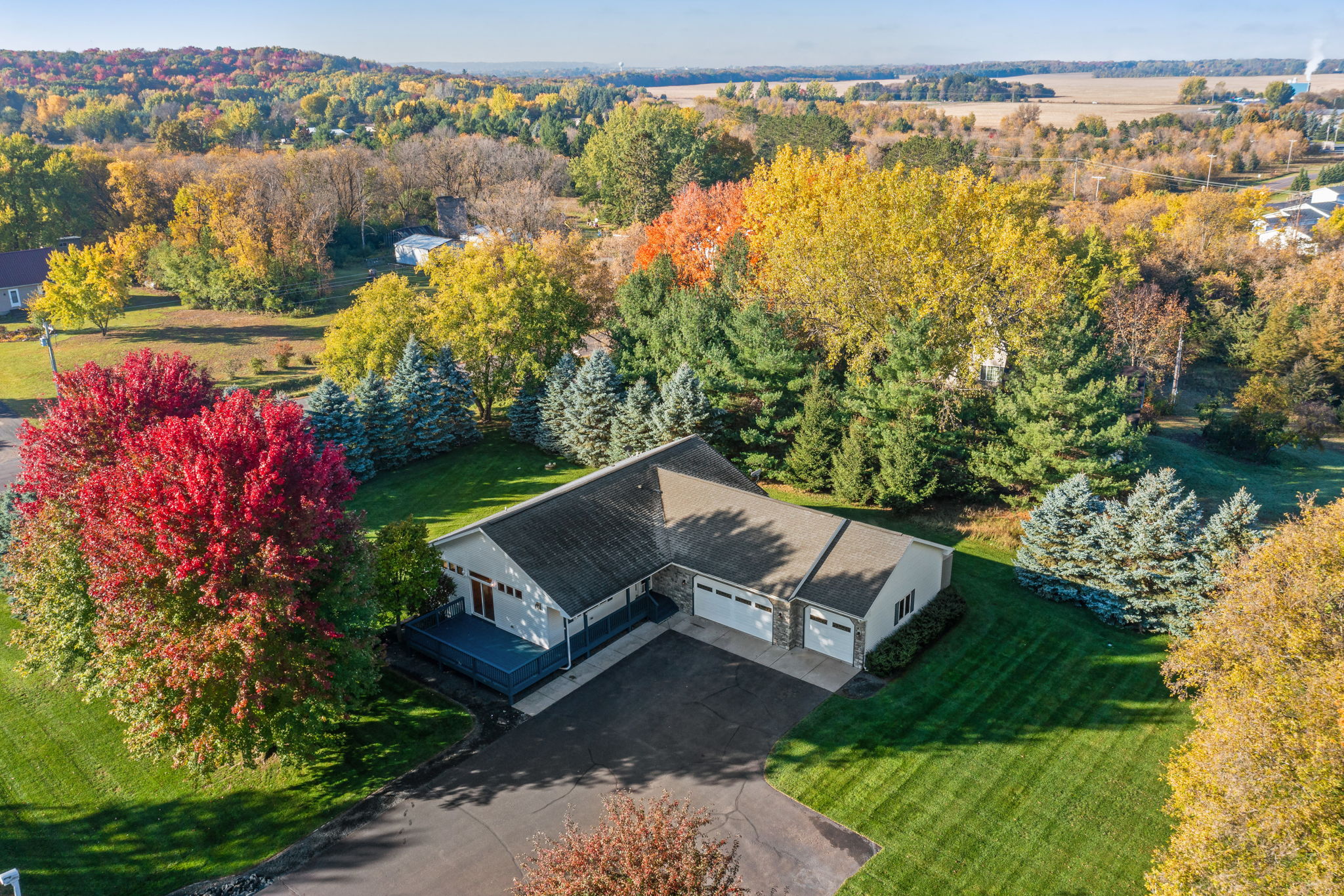 Spacious Edge Of Town Convenience!