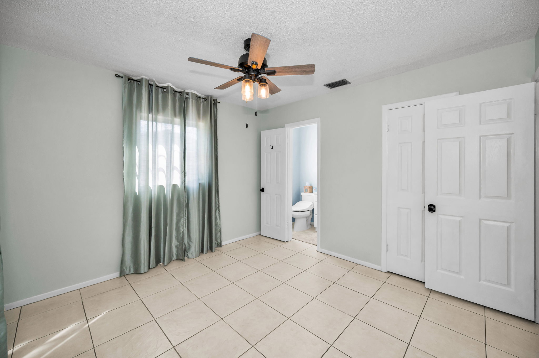 Primary Bedroom1b