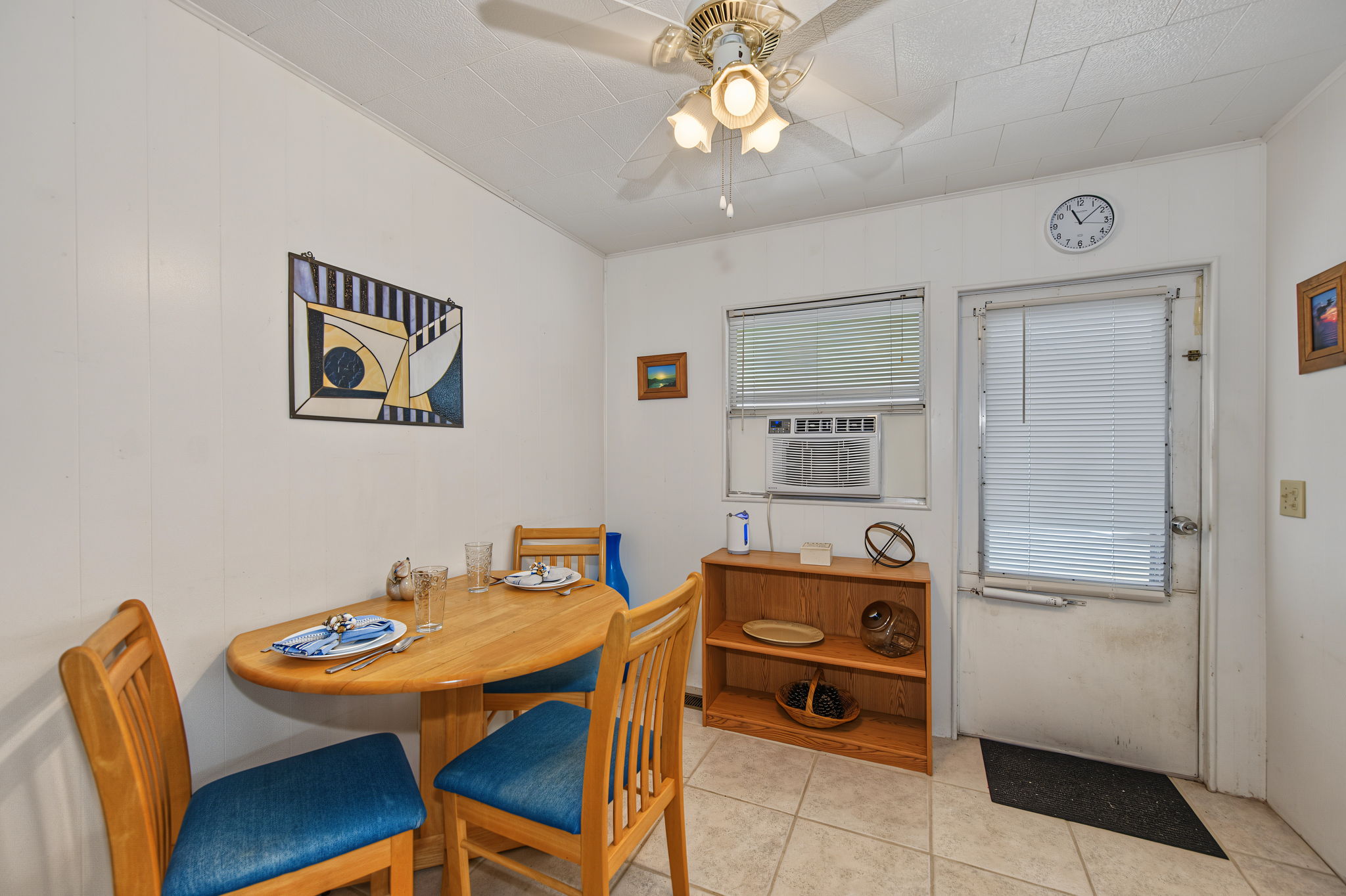 Kitchen Eat-In 1