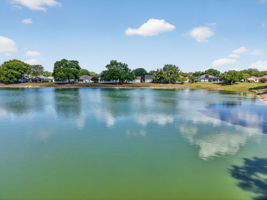 Waterfront Views of Lago Del Luna