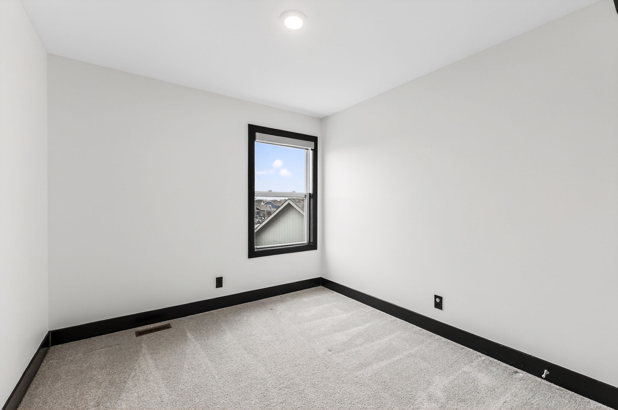 930 S Harmony Ave -042