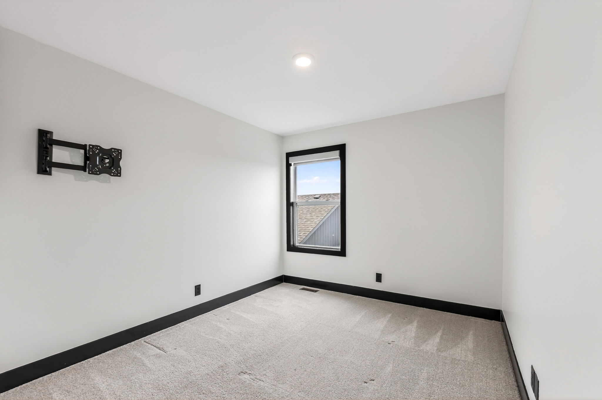 930 S Harmony Ave -044