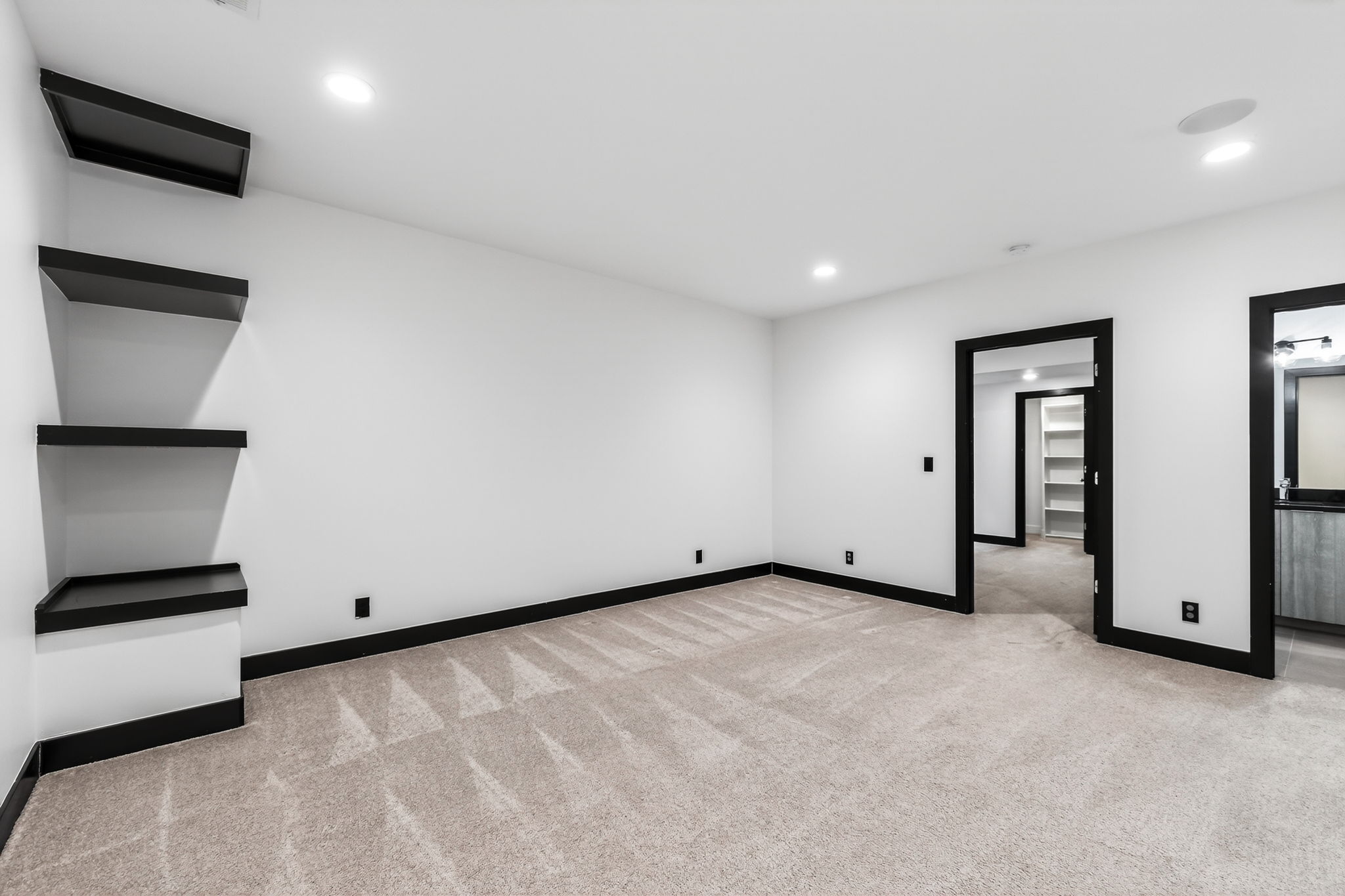 930 S Harmony Ave -048