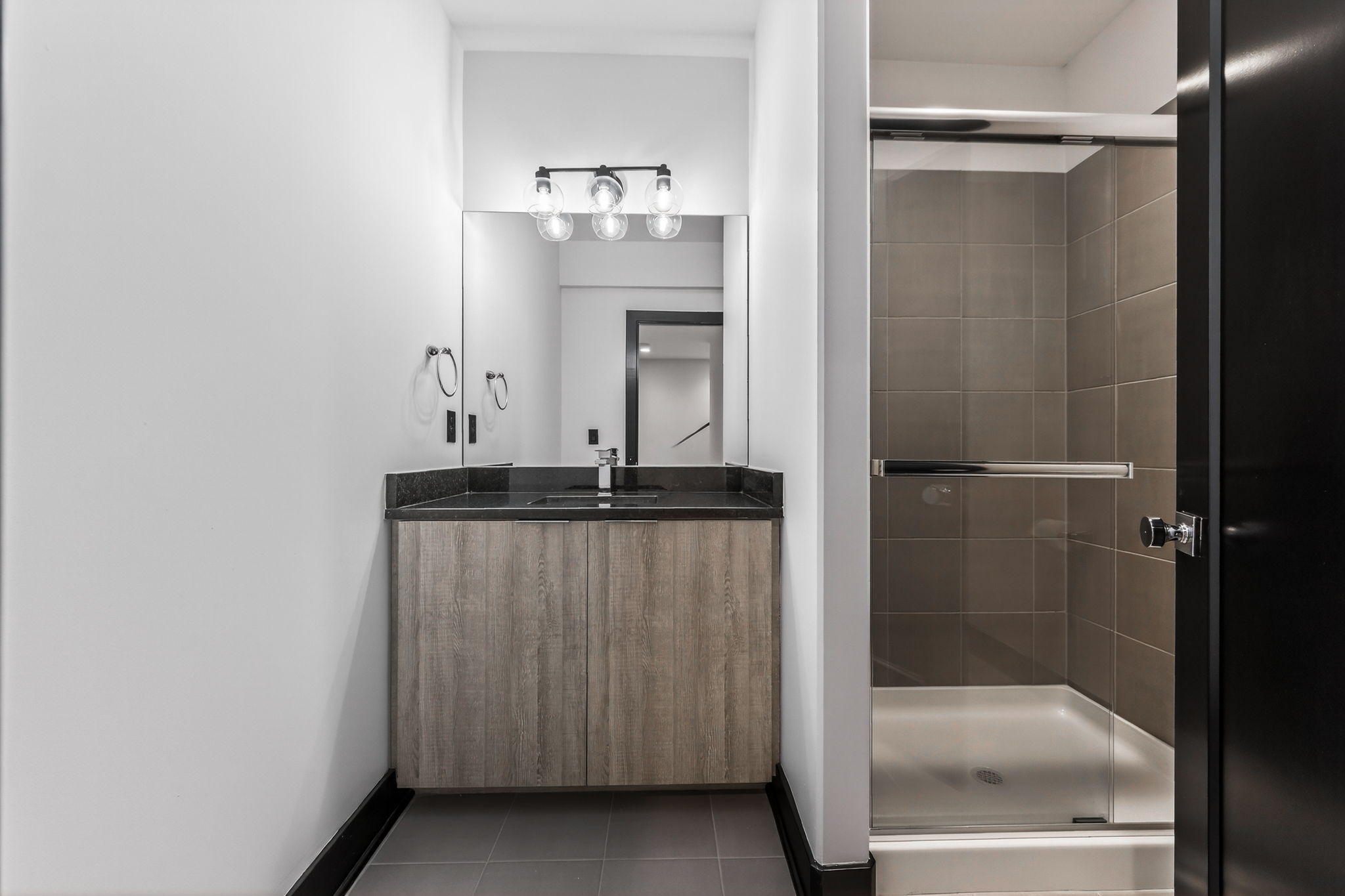 930 S Harmony Ave -051