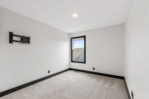 930 S Harmony Ave -044