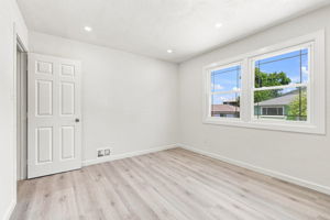 026_F8_931 Hargus Ave