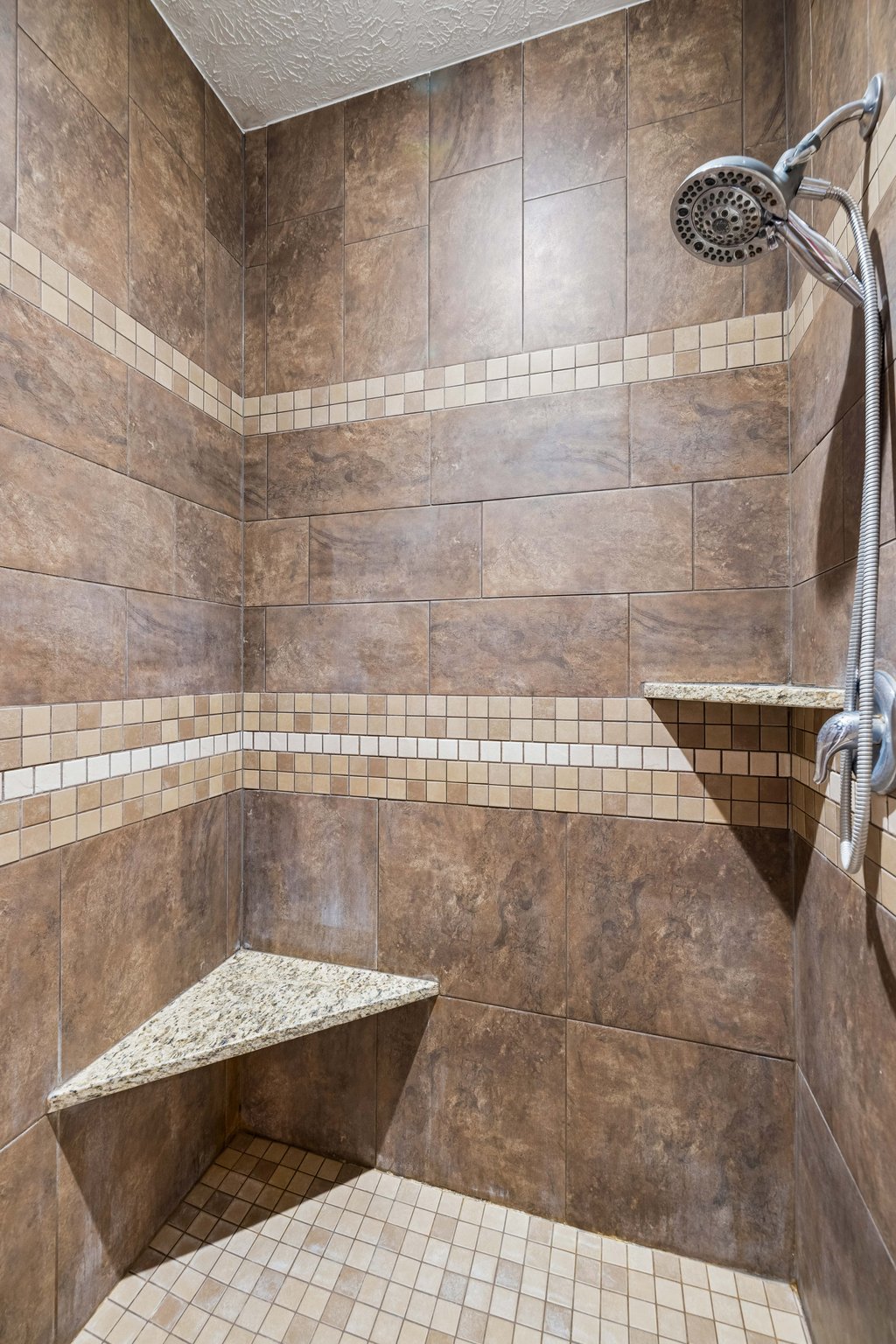 9277-9853 - 9310 Colby St_017.jpg