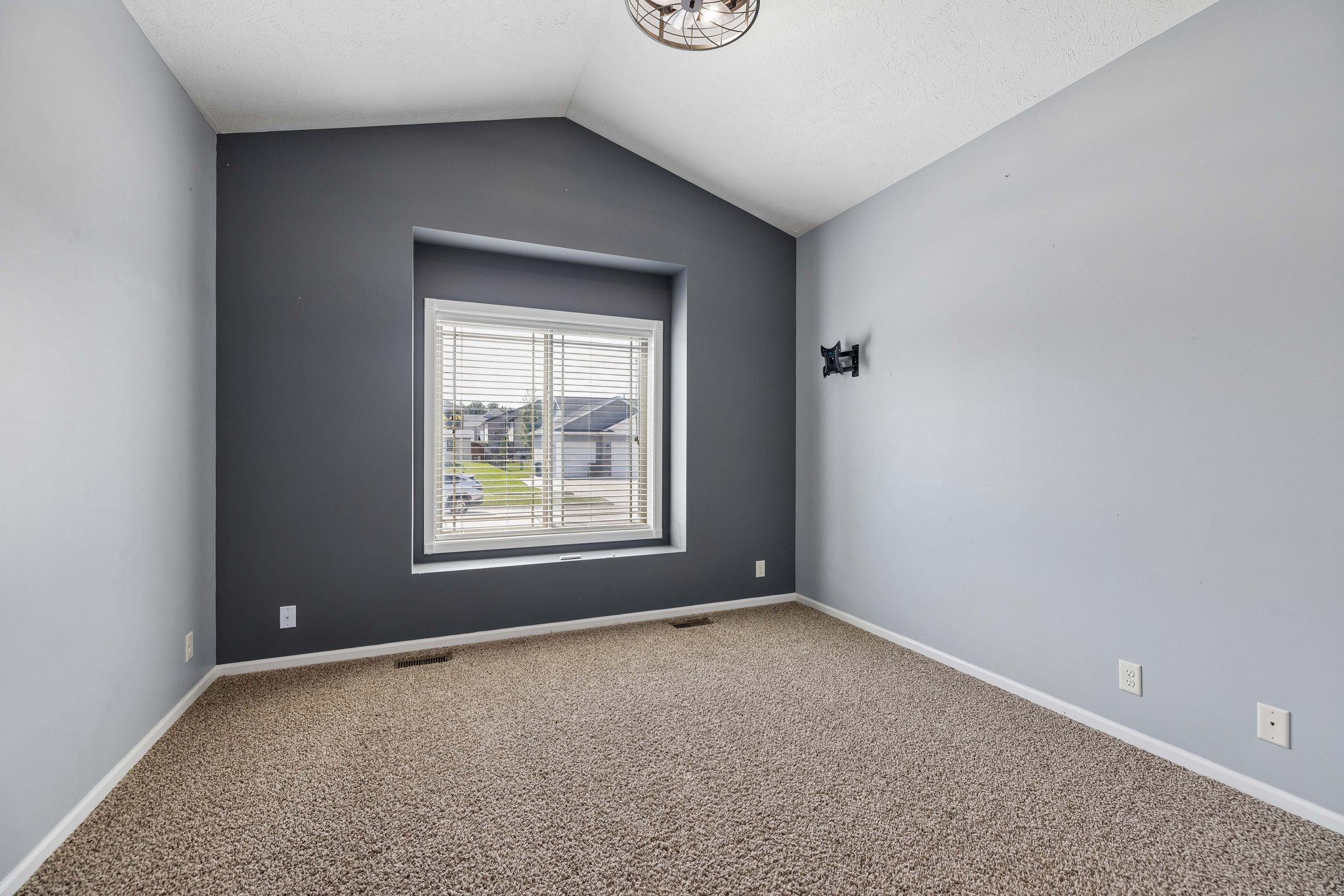9277-9853 - 9310 Colby St_019.jpg