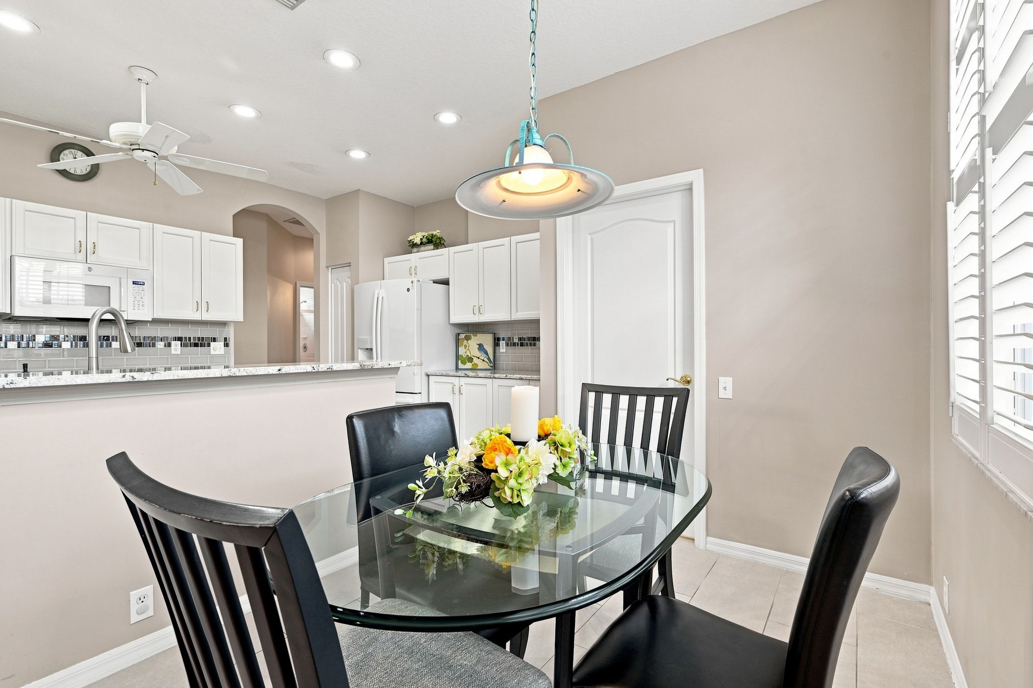 Kitchen Eat-in Area3