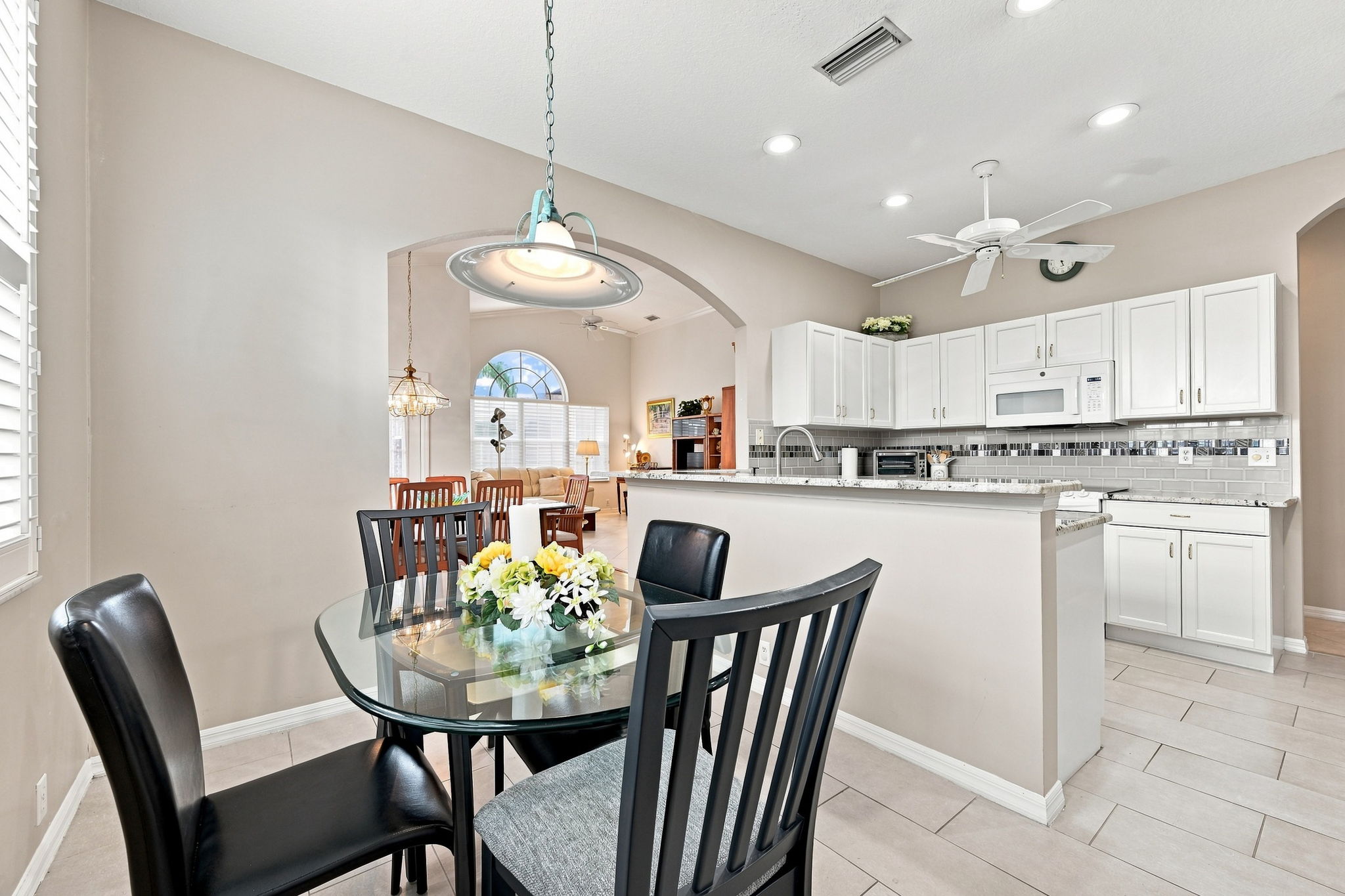Kitchen Eat-in Area4