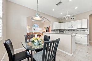 Kitchen Eat-in Area4