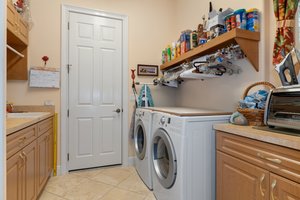 LAUNDRY ROOM W/ EXTRA STORAGE