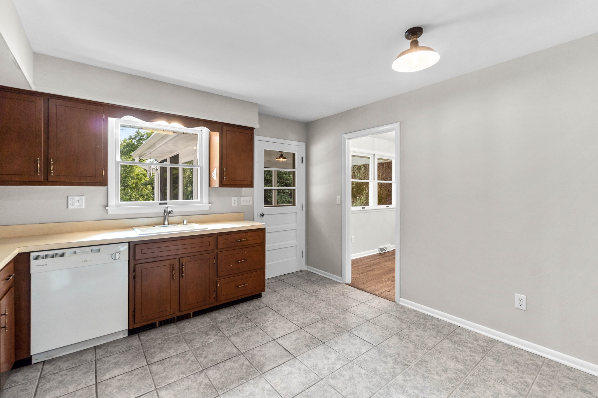10. Kitchen.jpg