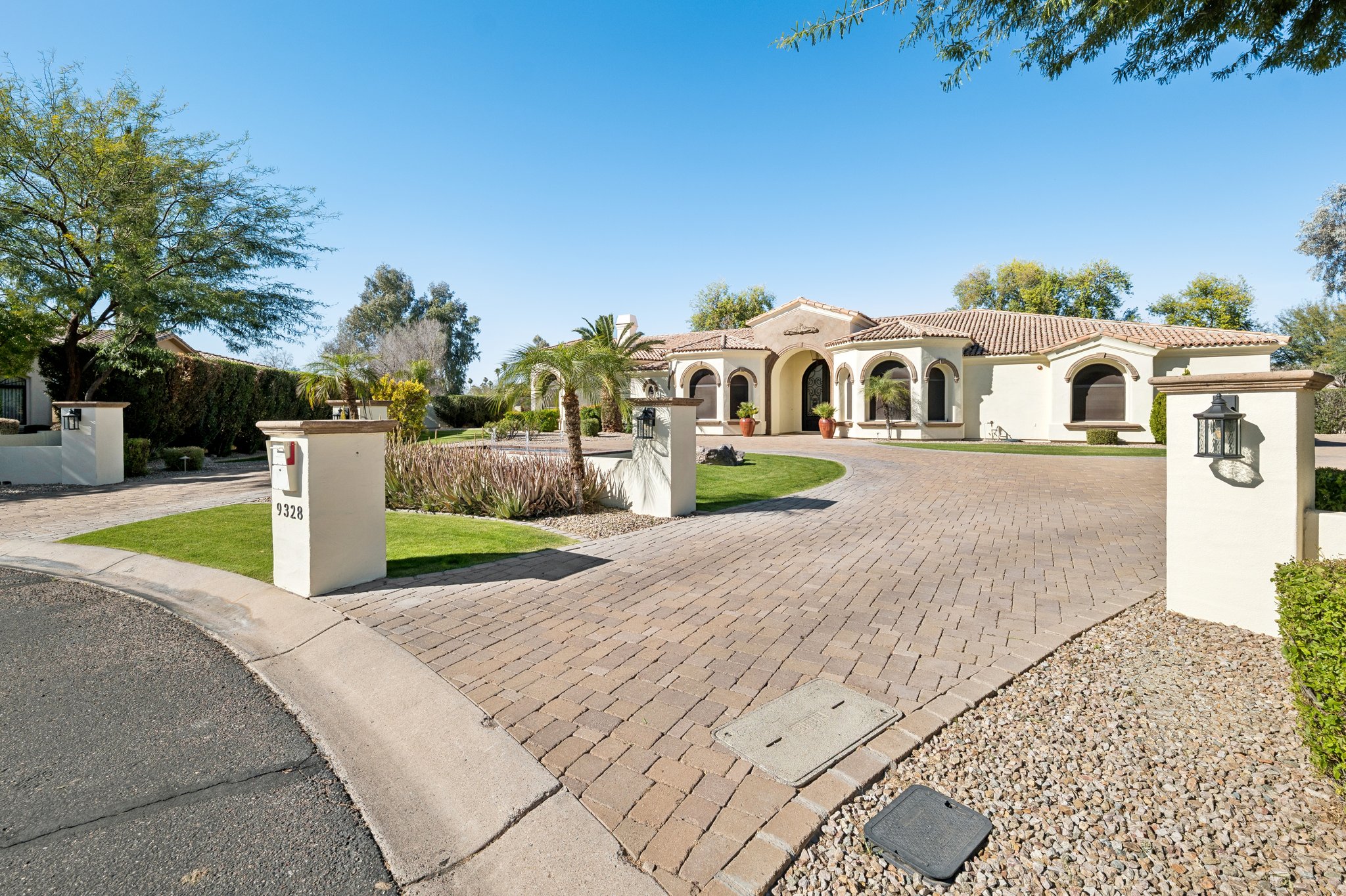 9328 N 68th Pl - 005.jpg