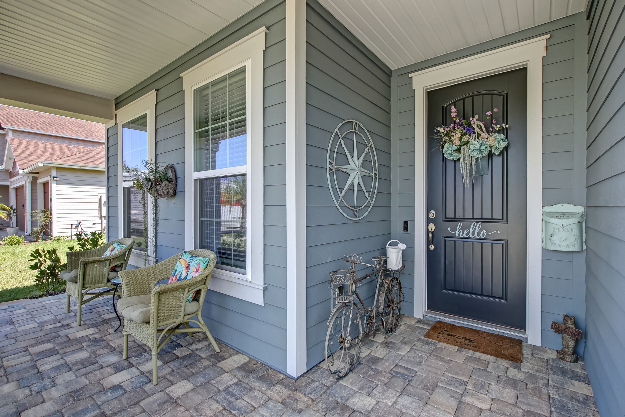 Front Porch/Entrance