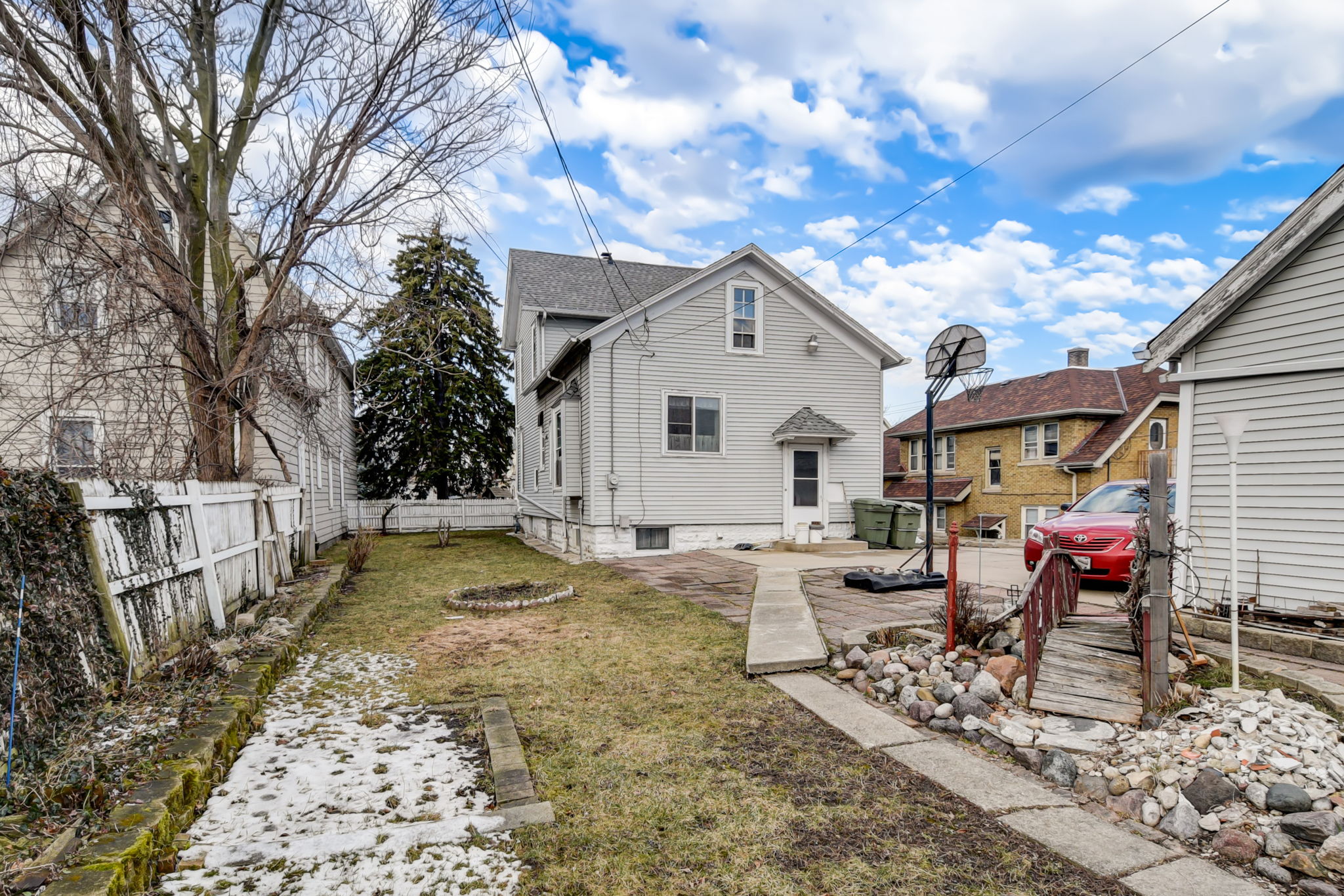 S 32nd St-037
