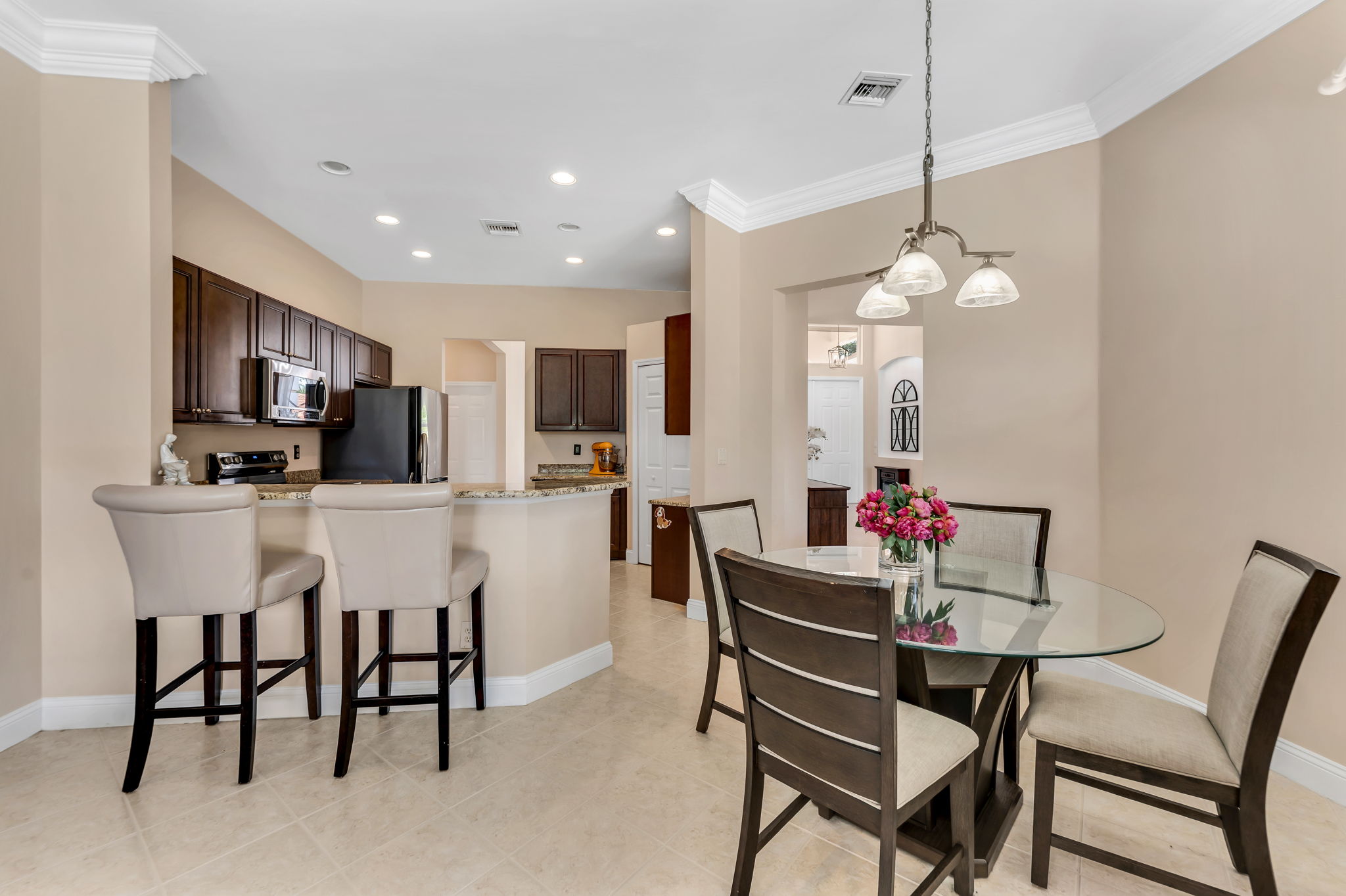 Breakfast Bar - Eat In Kitchen