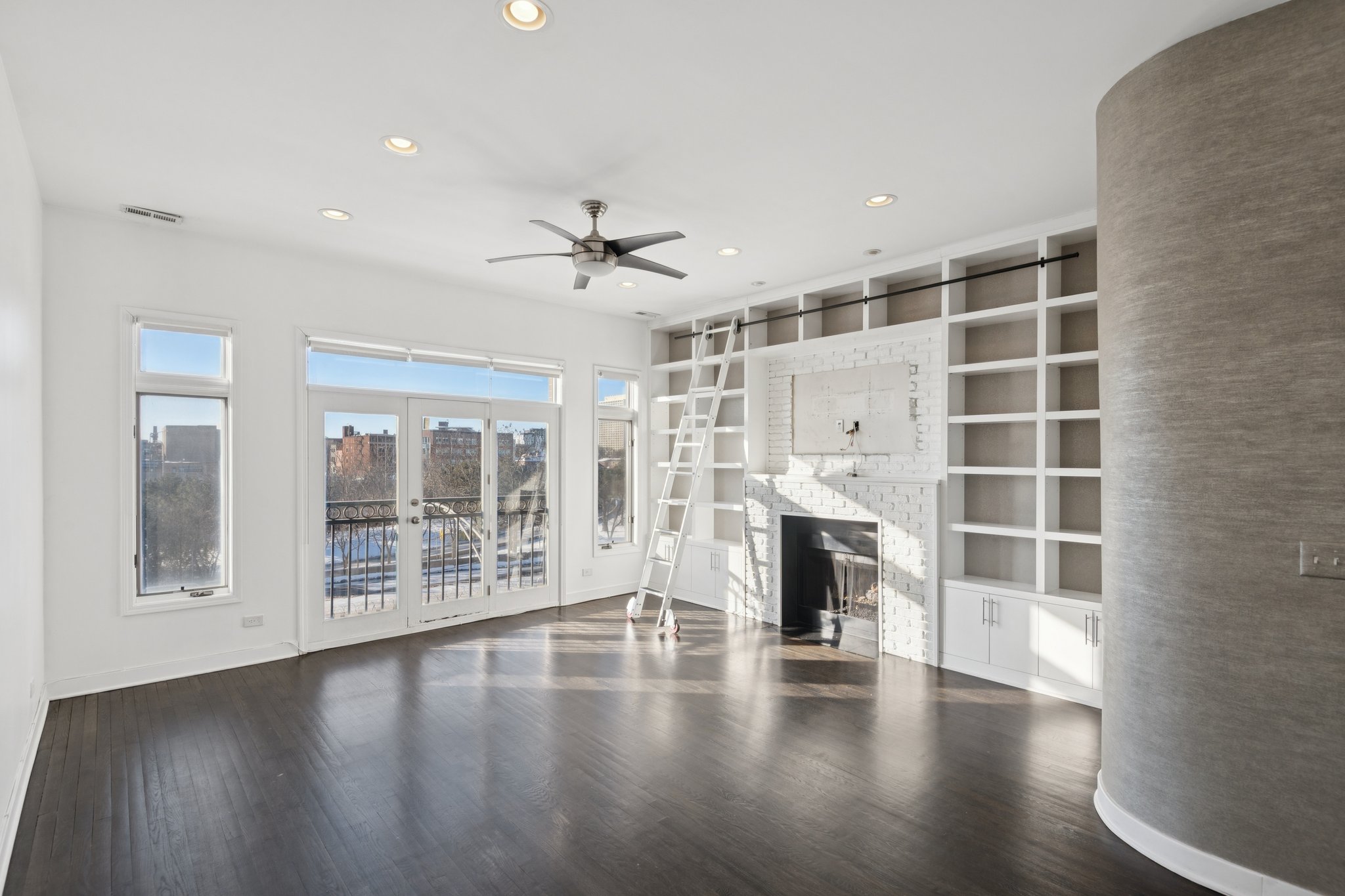 937 N Willard Ct_001.jpg