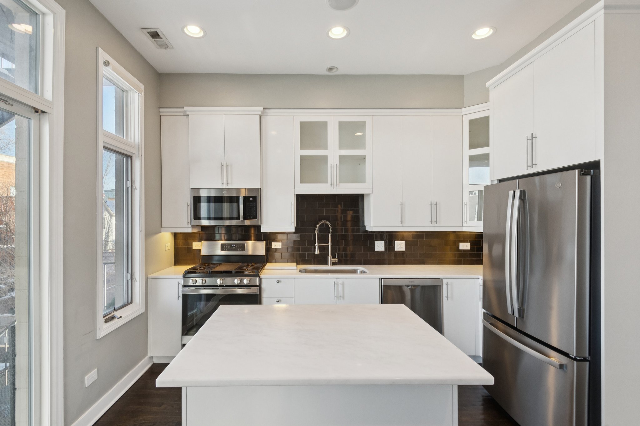 937 N Willard Ct_004.jpg