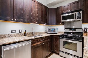 939 W Huron St 201_007