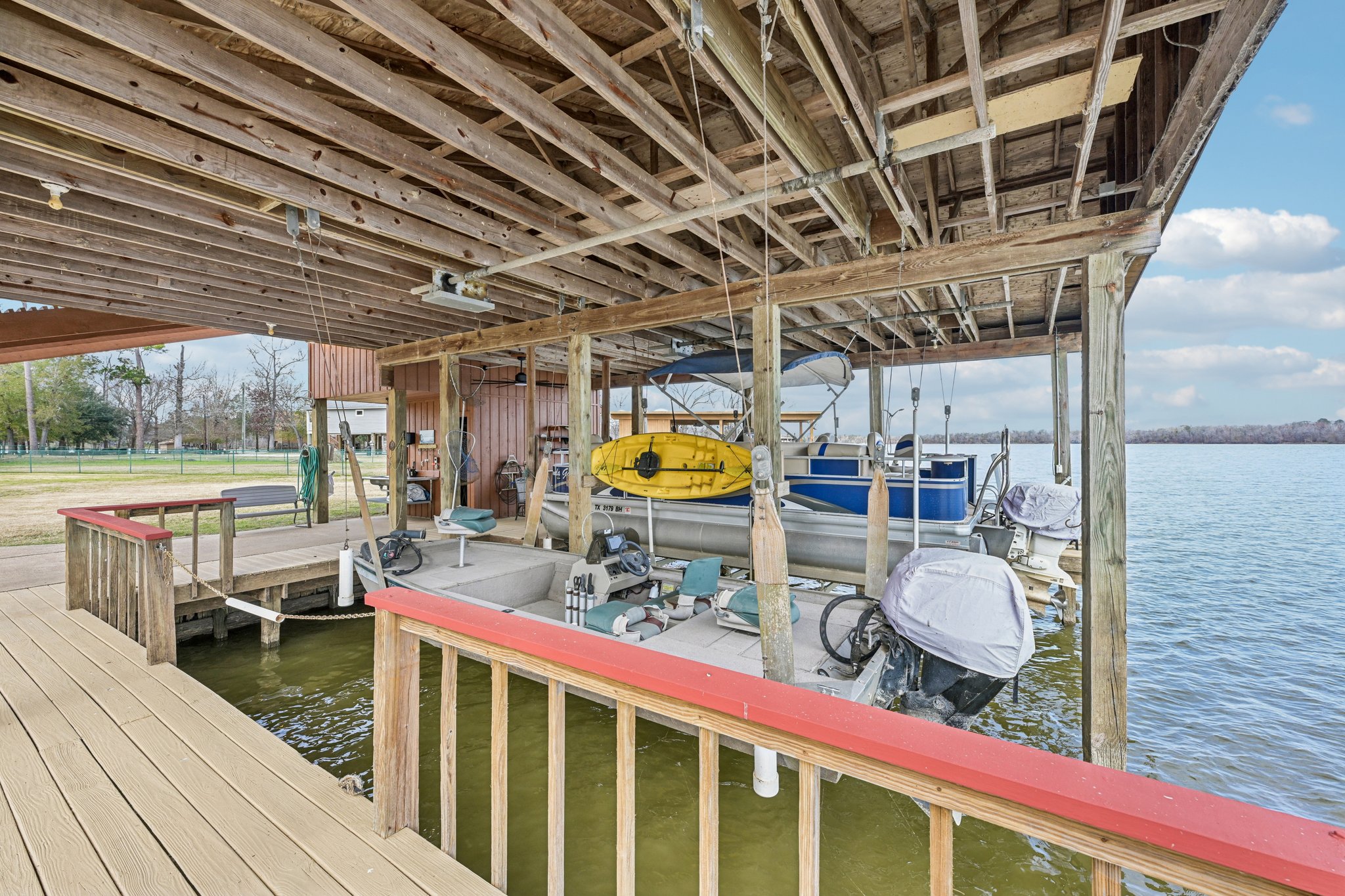 Lakeview Dr-S2101-041.jpg