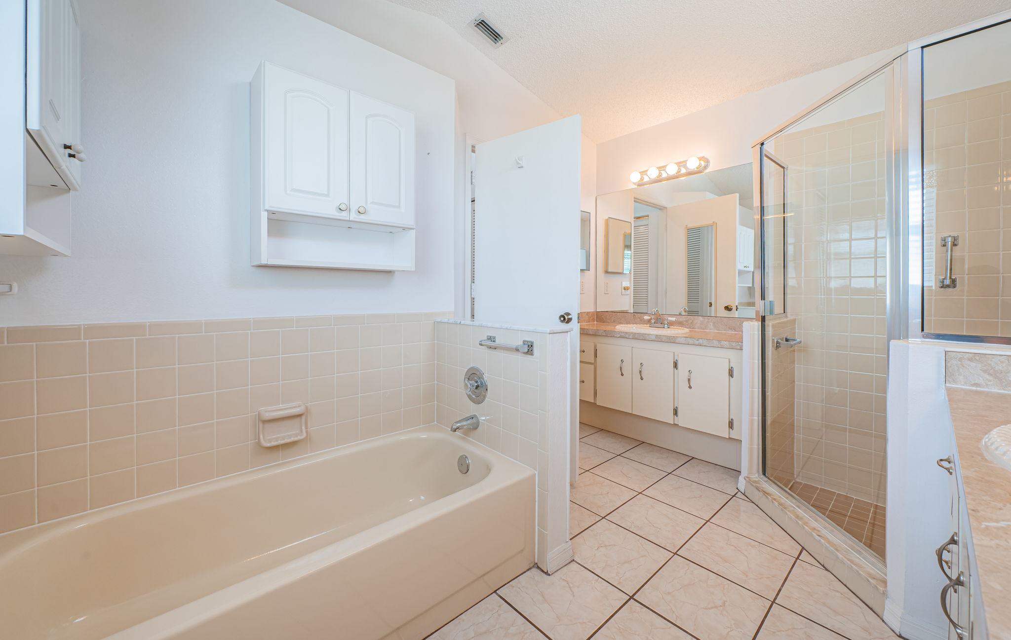 Primary Bathroom1c
