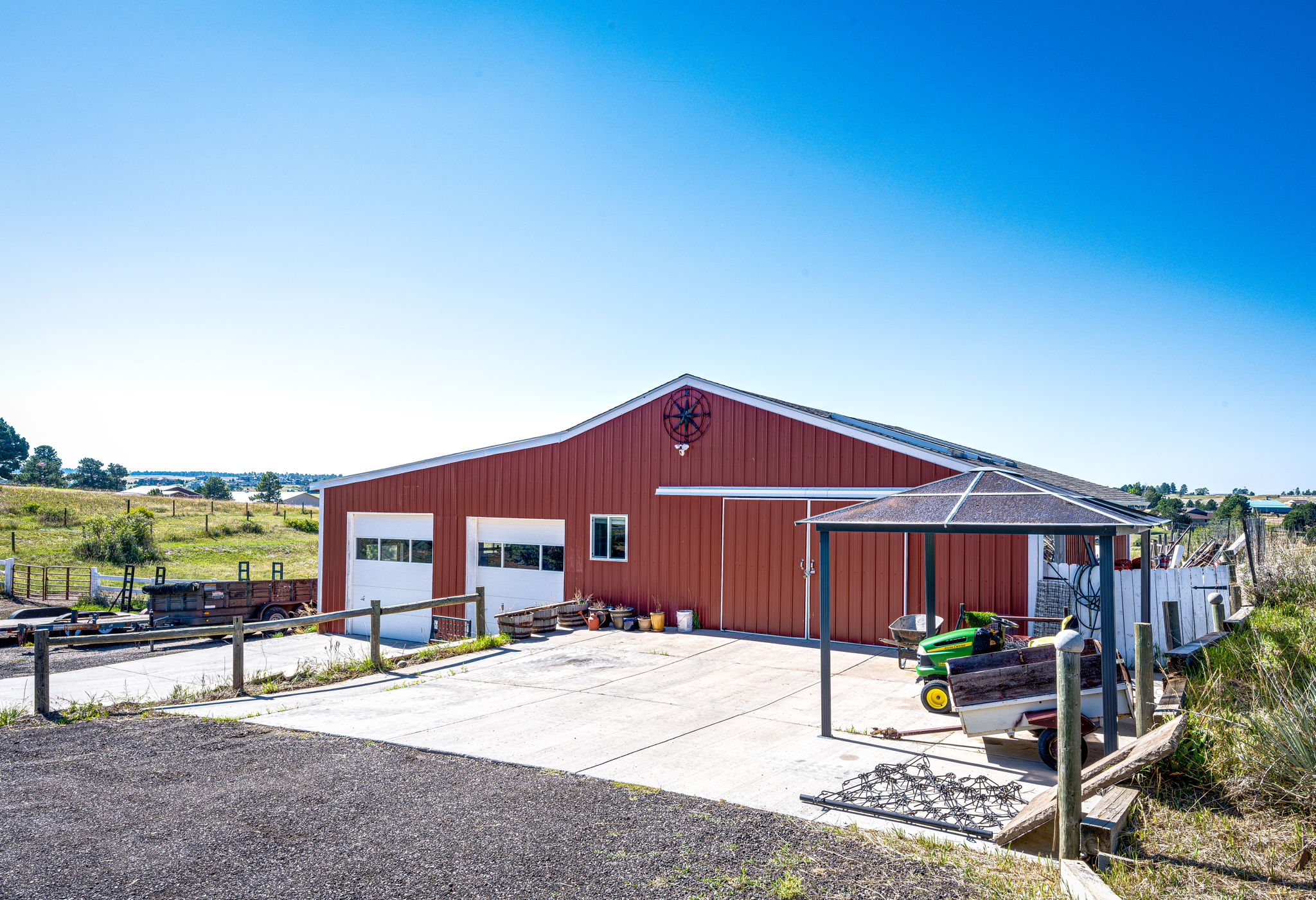 Large 40' x 65' Barn w Concrete Floors