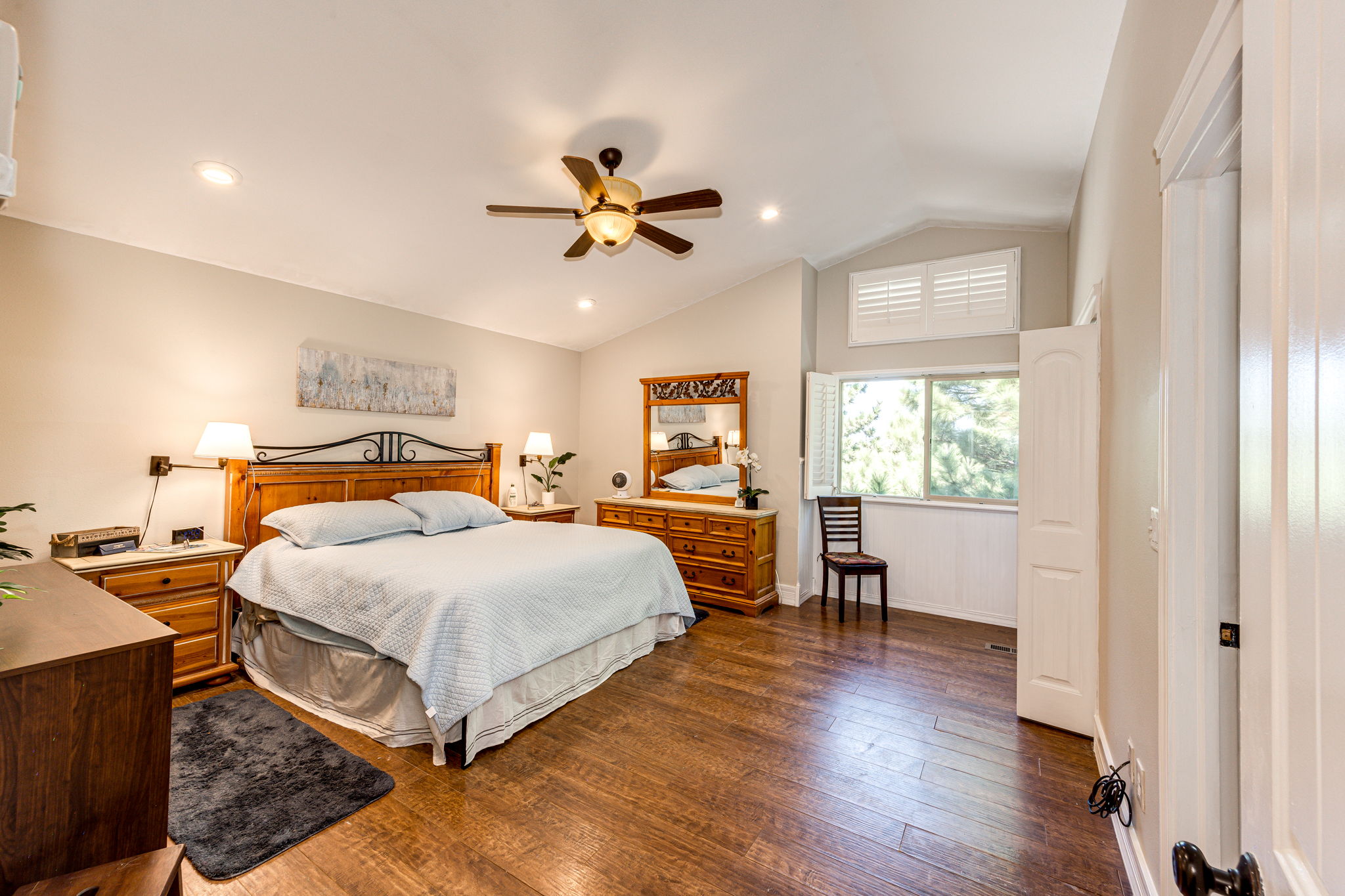 Primary Bedroom w Soaring Vaults