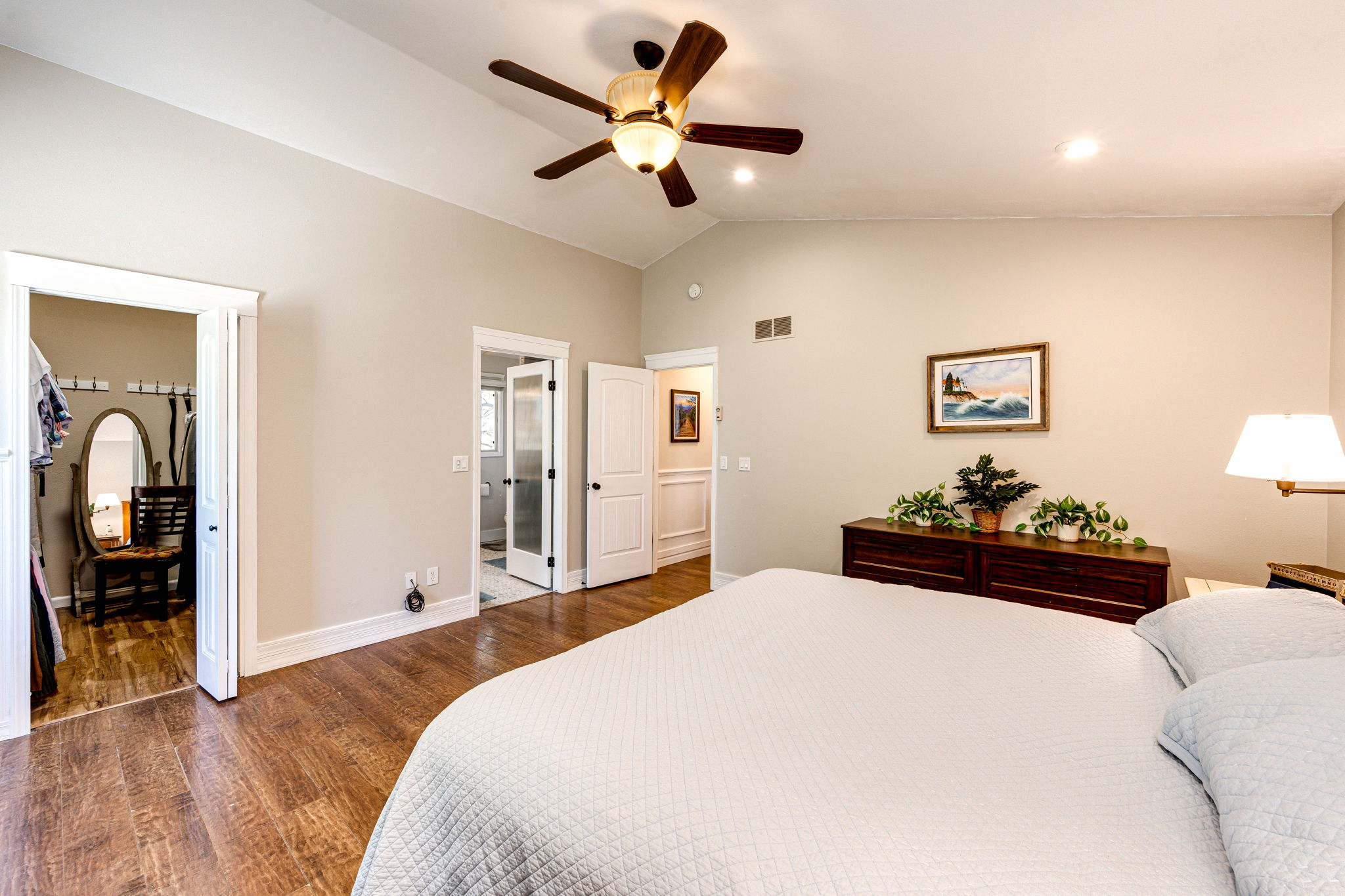 Primary Bedroom w Walk-In & Ensuite Bathroom