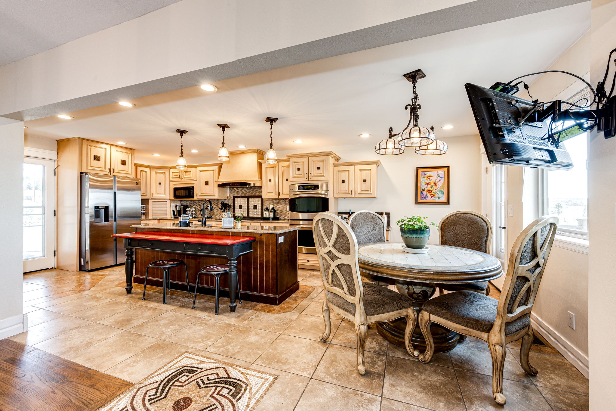 Chef's Dream Kitchen w Dining Nook