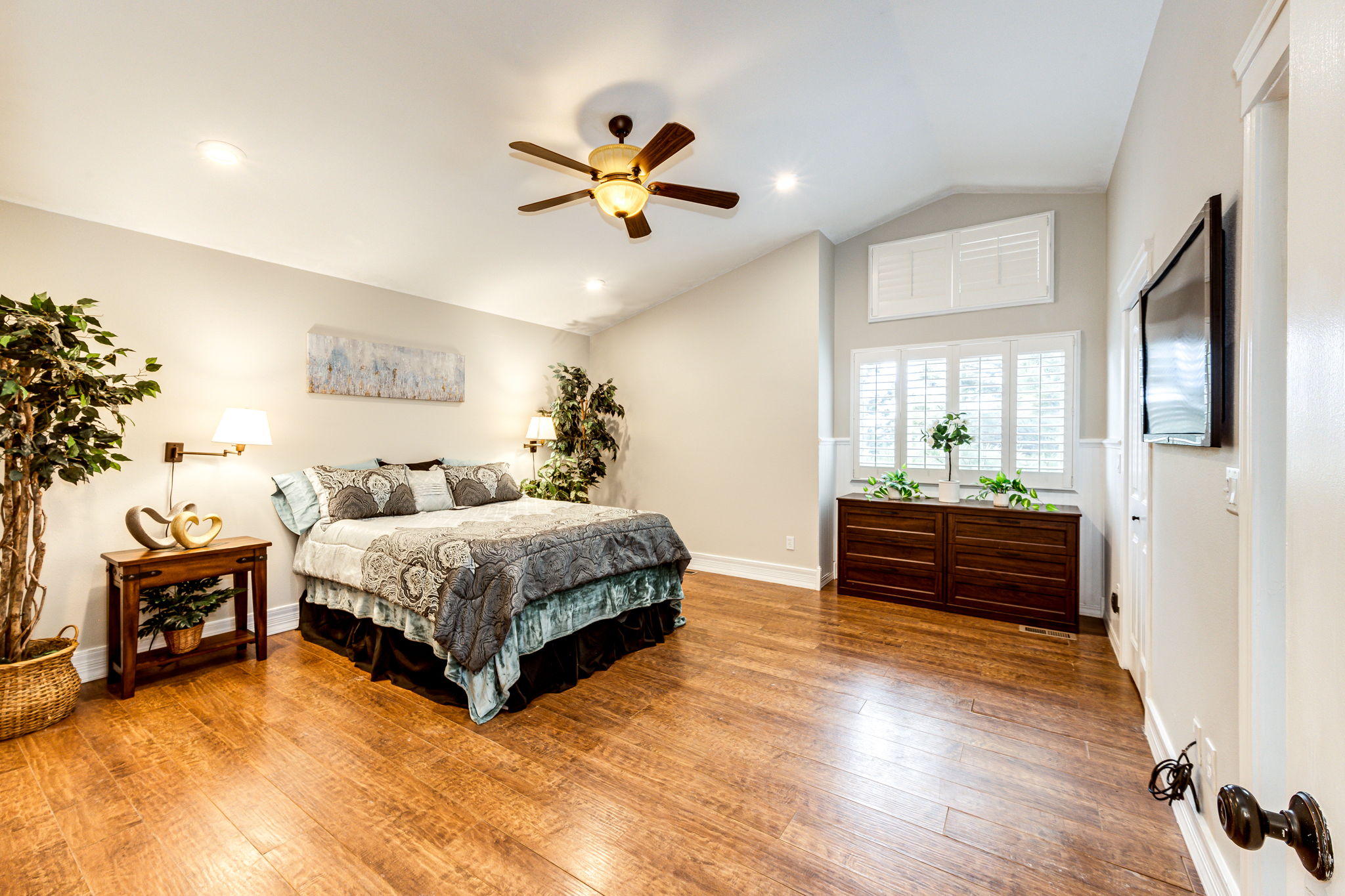 Primary Bedroom w Soaring Vaults