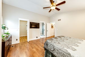 Primary Bedroom w Walk-In & Ensuite Bathroom