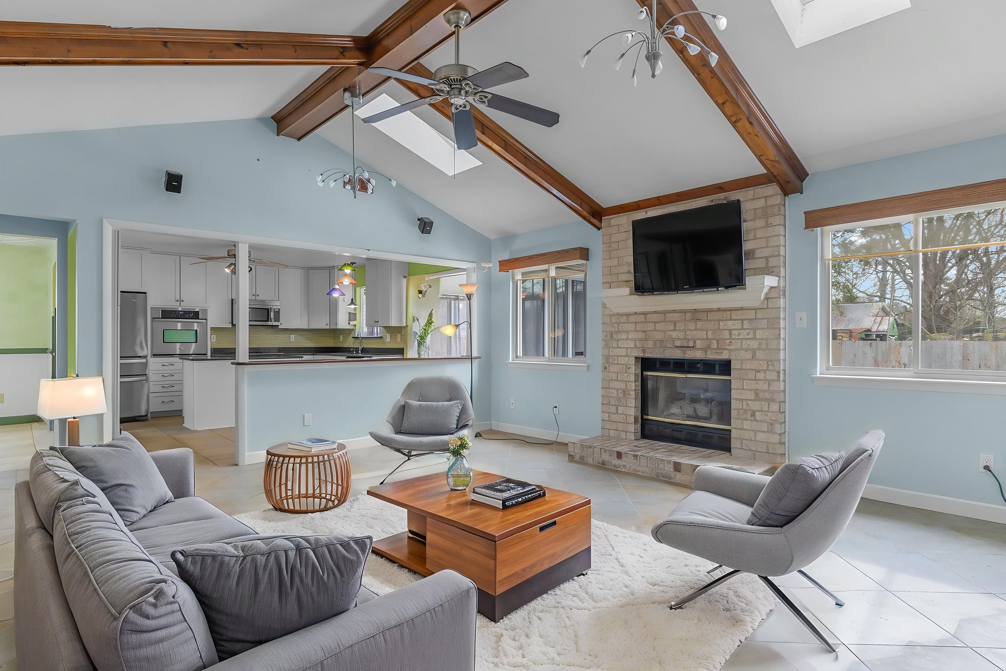 7X2A7231 virtually staged.jpeg