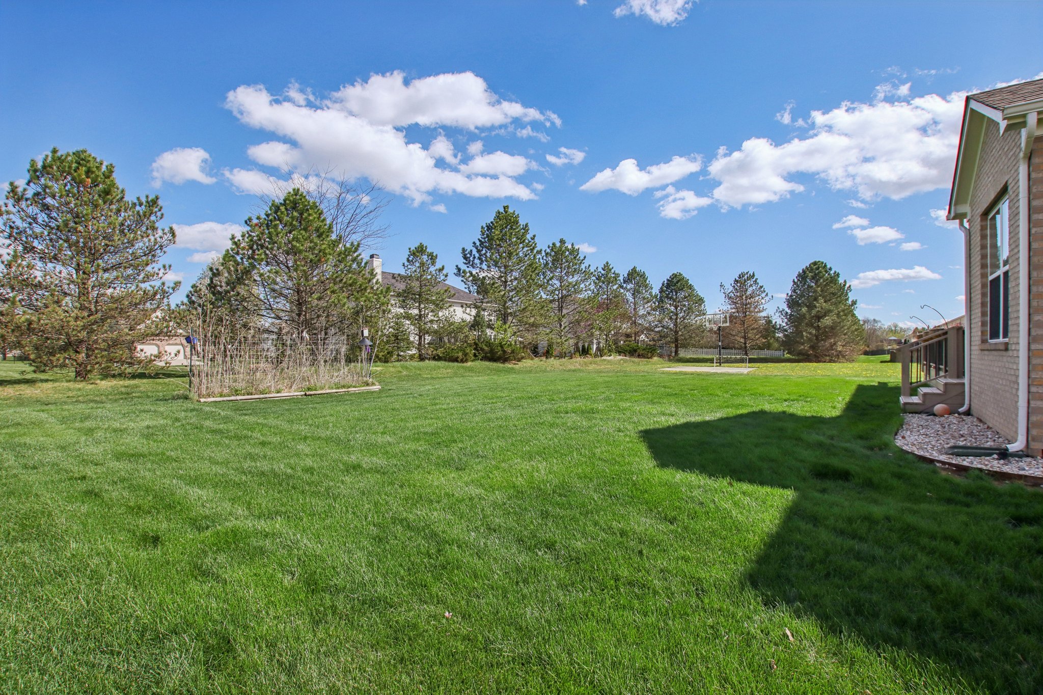 Woodslake Dr-S0704-064.jpg