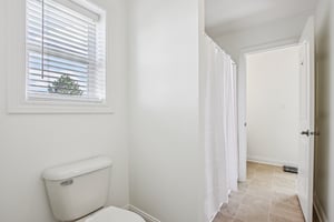 Woodslake Dr-S0704-030.jpg