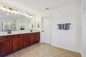 Woodslake Dr-S0704-038.jpg