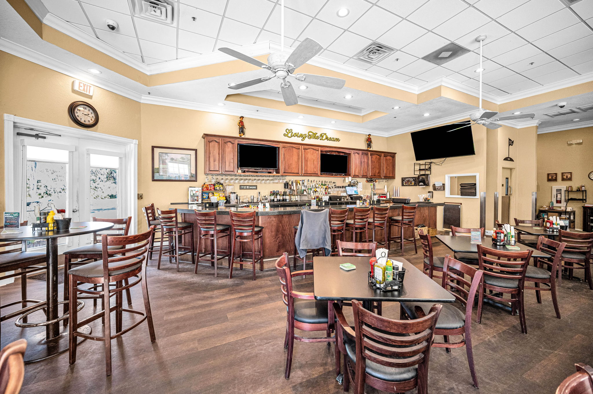 Clubhouse Bar14