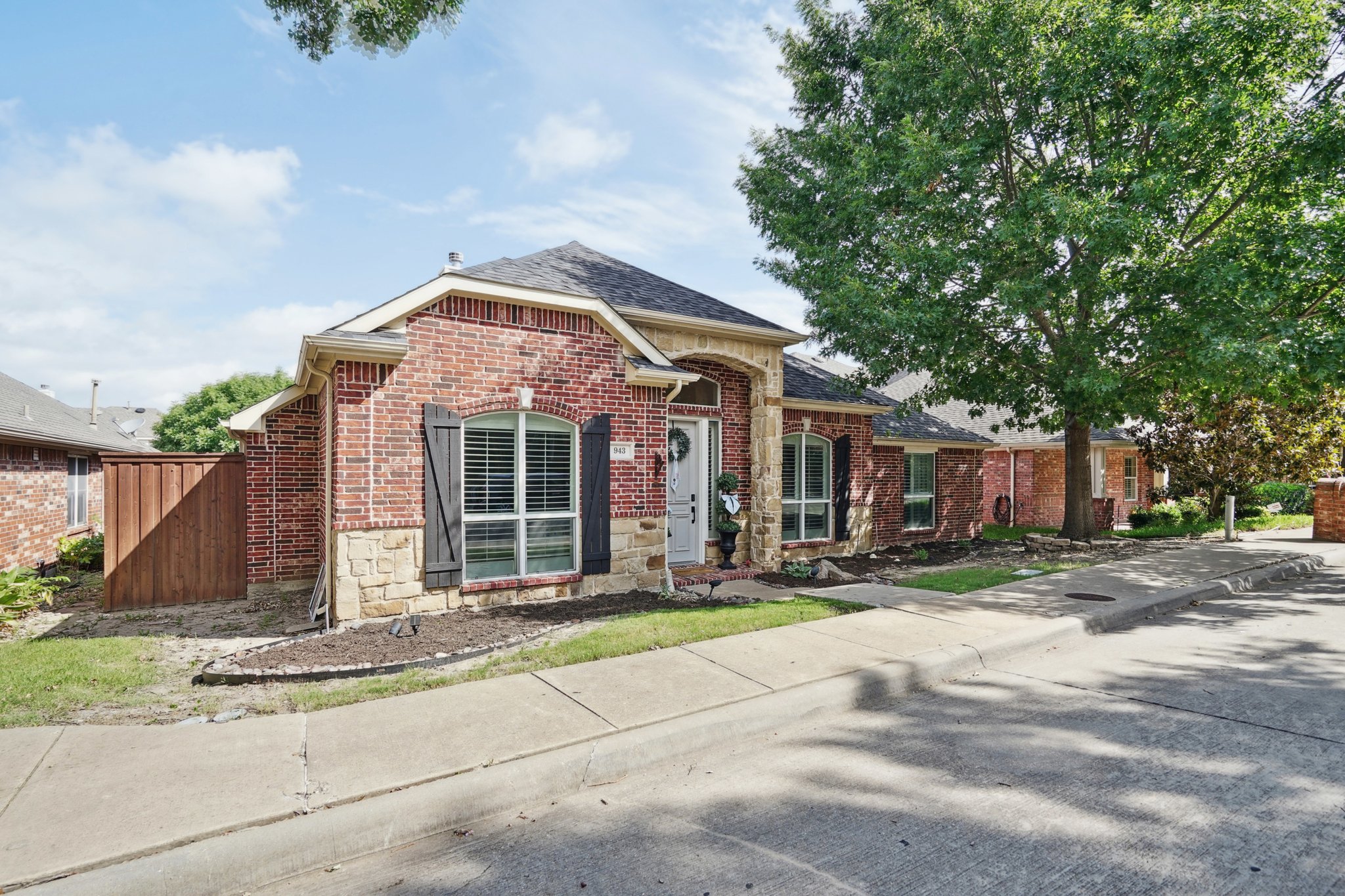 Briar Oaks Dr-003.jpg